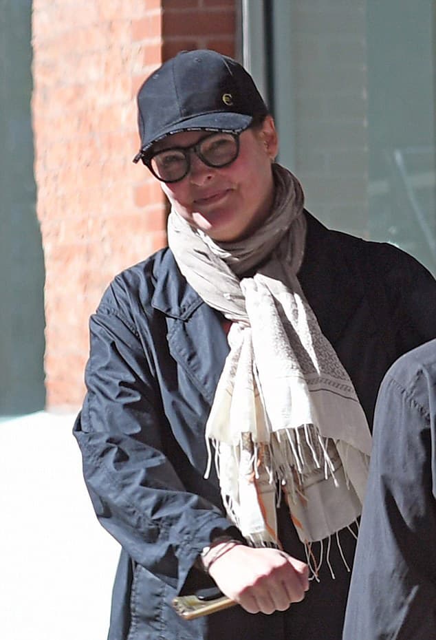 “A todos mis seguidores que se han preguntado por qué no he trabajado, mientras que las carreras de mis colegas han ido en ascenso…he sido brutalmente desfigurada por el procedimiento CoolSculpting de Zeltiq, que hizo lo opuesto a lo que había prometido”, confirmó la modelo de 56 años.