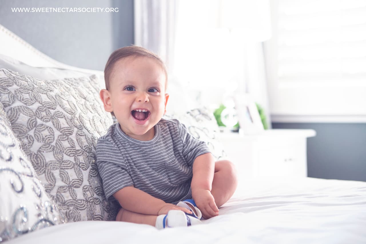 Niño diagnosticado con espina bífida que fue retratado por Sweet Nectar Society.