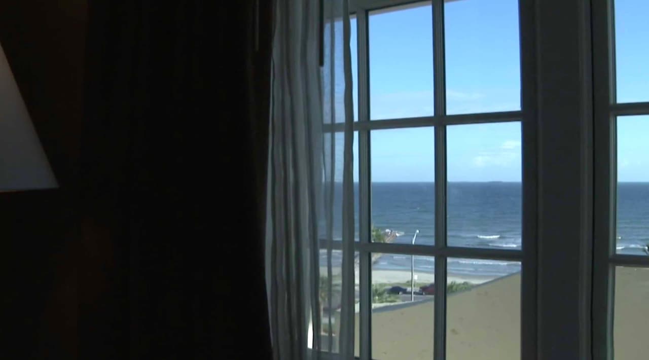 Incrédula, Audra subió al octavo piso del hotel para buscar el barco, al no encontrarlo no aguantó el dolor y se suicidó.