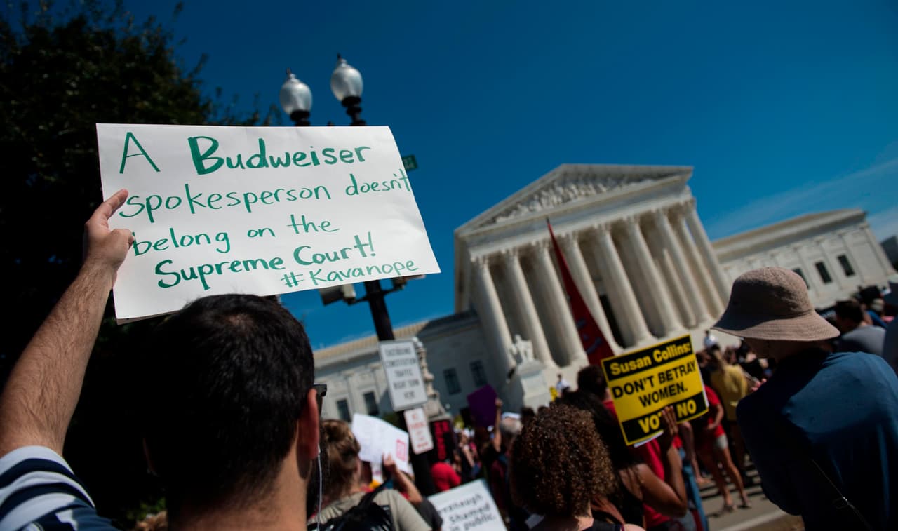 “Un vocero de Budweiser (la marca de cervezas) no pertenece a la Corte Suprema”, dice este letrero visto frente a la sede de la Corte Suprema en Washington DC.