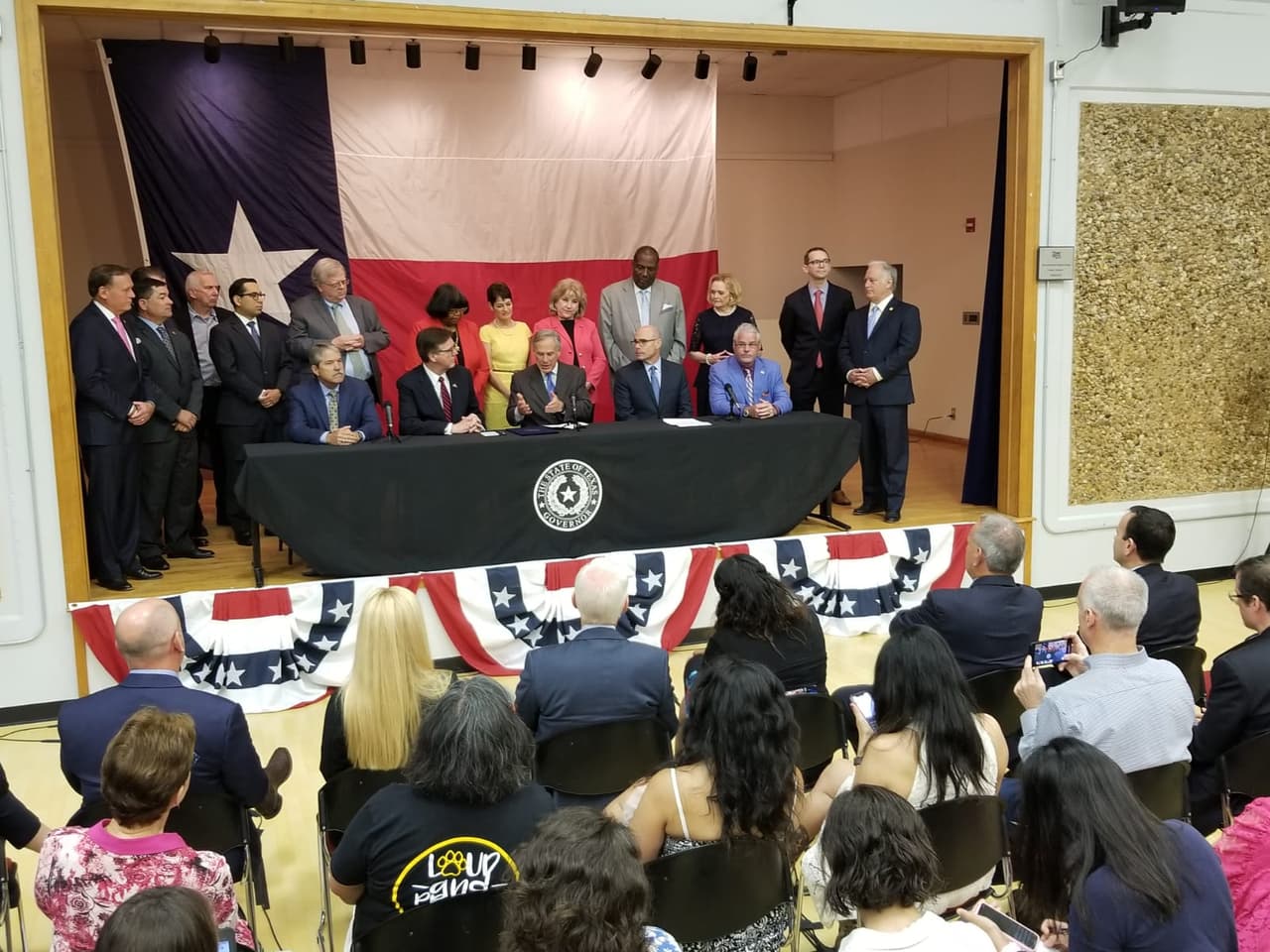 Greg Abbott firma ley que reforma finanzas de escuelas públicas