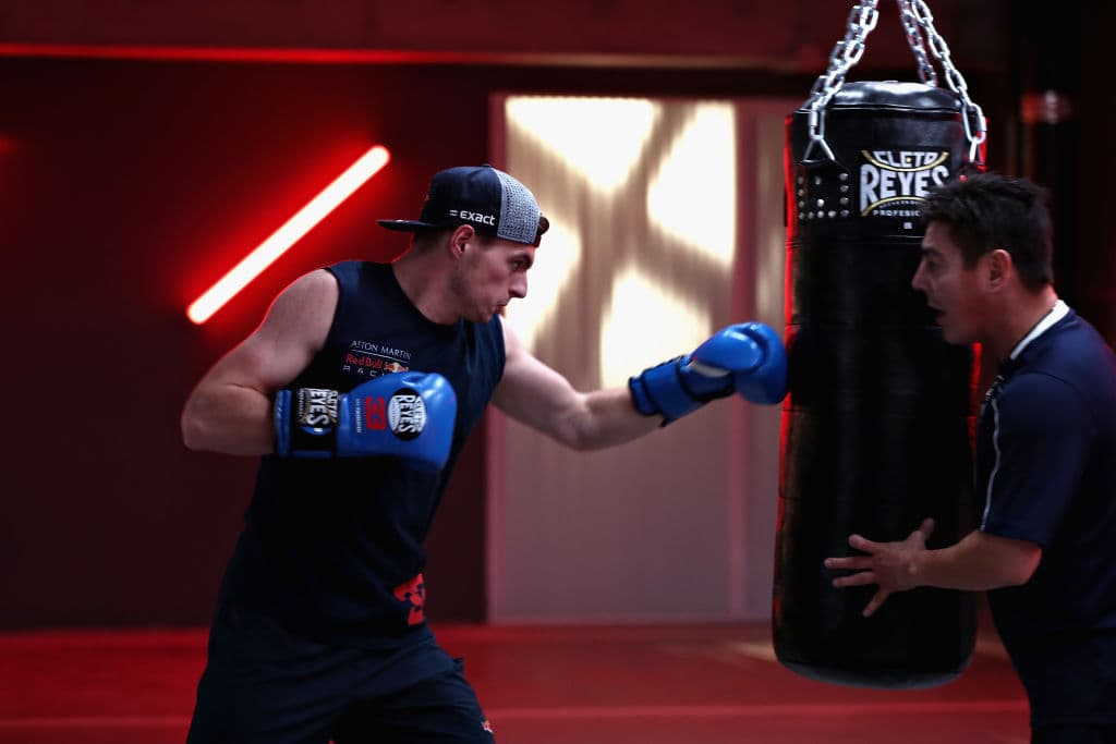 Verstappen es diestro, aunque no tuvo problema en impactar el saco con ambas manos para seguir ajustando detalles.