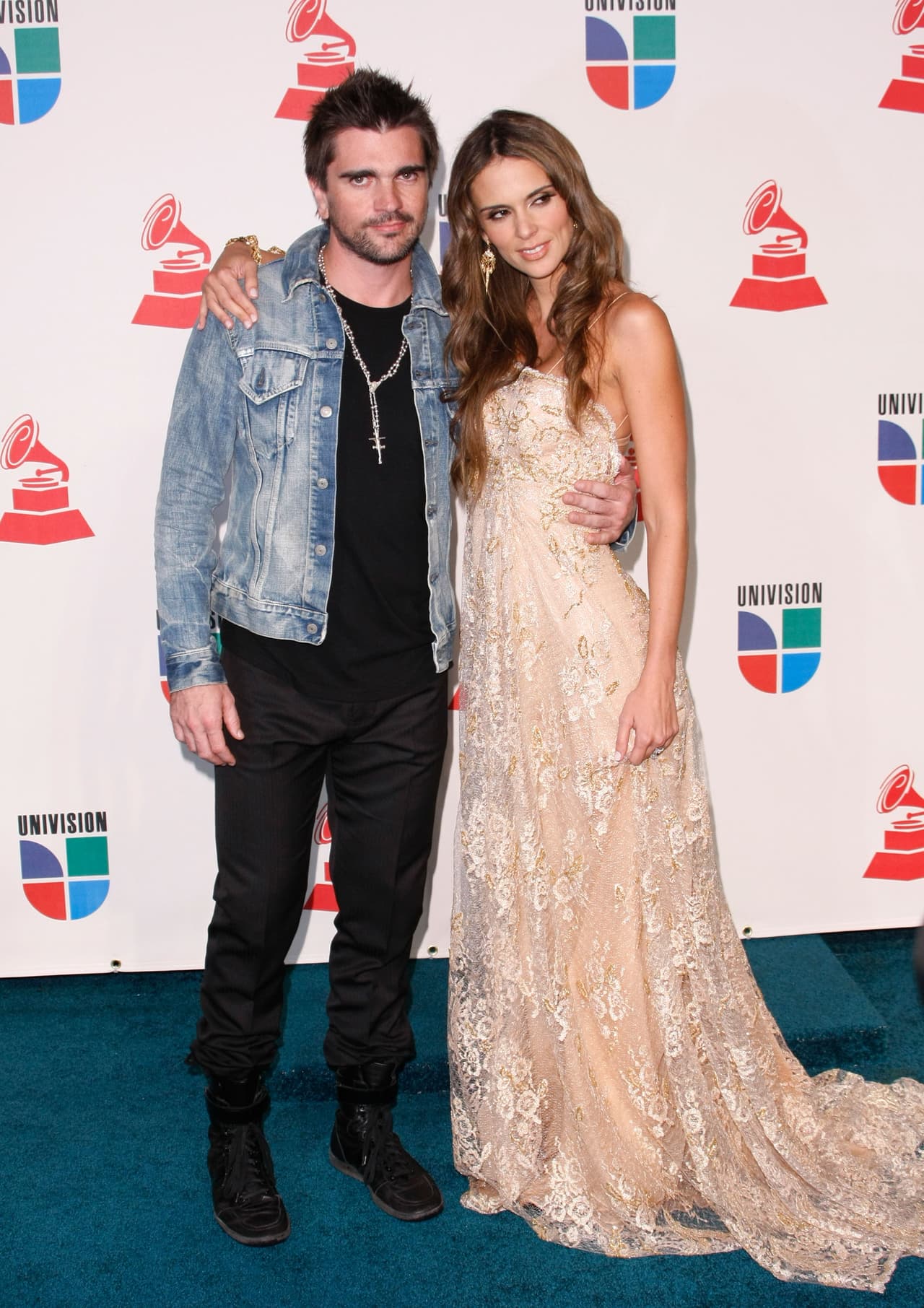 Además de ser el gran ganador de la noche, al llevarse cinco megáfonos, el cantante colombiano Juanes también destacó en Latin GRAMMY de 2008, realizados en el Toyota Center, de Houston, por ir acompañado de Karen Martínez, su esposa.
<br>La pareja sigue muy enamorada y tienen tres hijos: Luna, Paloma y Dante.
<br>