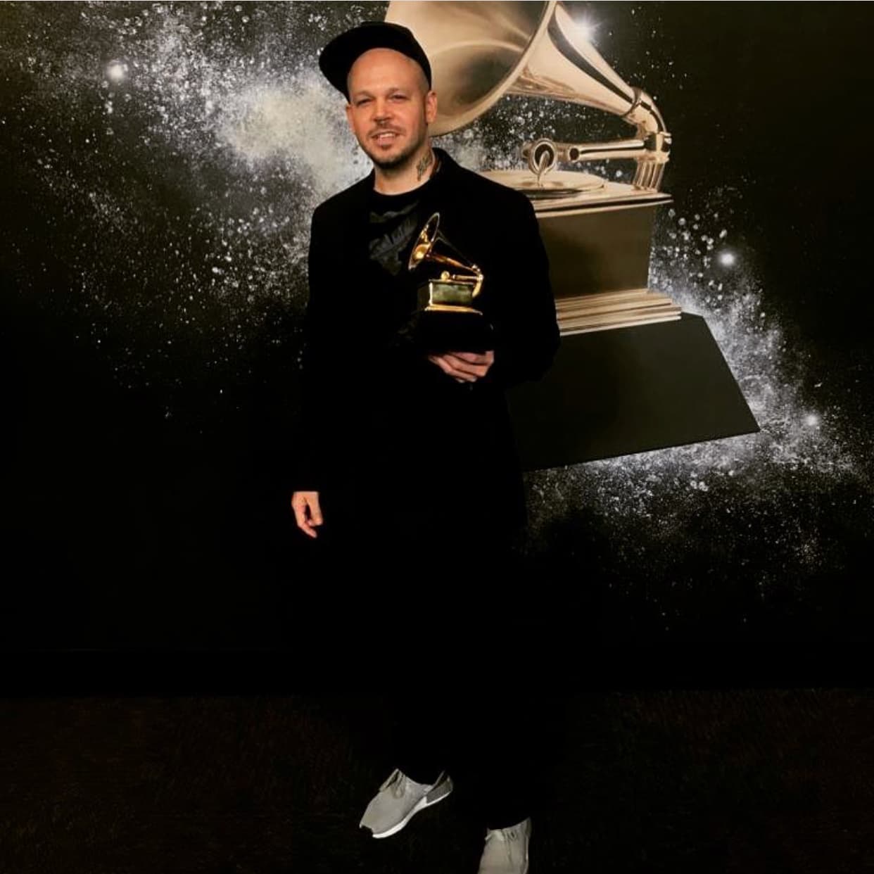 Otro de los triunfadores latinos fue el controversial
<b><a href="https://www.univision.com/temas/residente">René Pérez (Residente)</a></b>, quien se llevó el
<b>GRAMMY </b>por mejor álbum de música rock latina, urbana o alternativa, gracias a su disco como solista,
<b>'Residente'</b>.