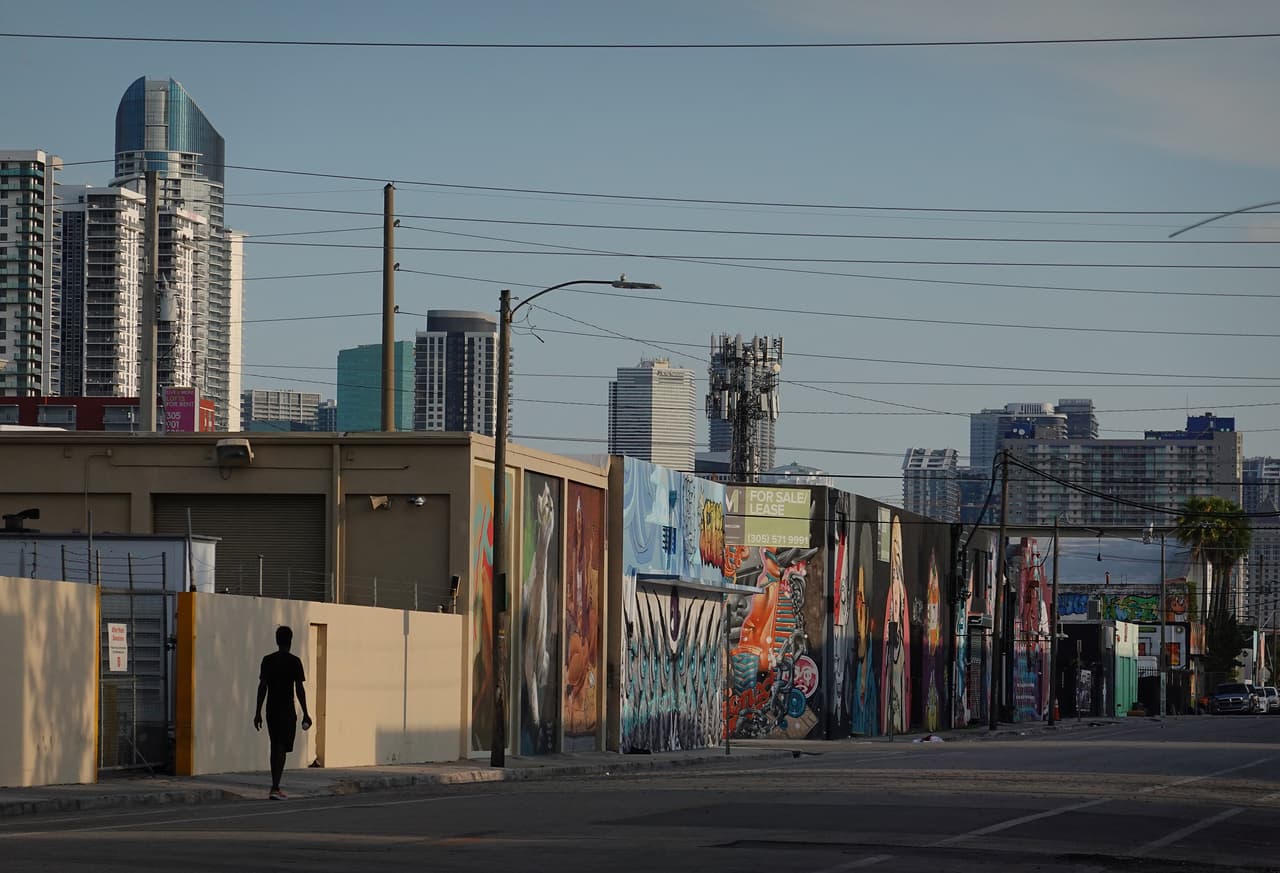 Ante las enormes cifras de contagios, el alcalde Carlos Gimenez, del condado Miami-Dade, también declaró una orden de "quédate en casa" que abarca a todos los municipios y ciudades, y que también fue implementada por Broward y Monroe, los otros dos condados del sur de Florida.