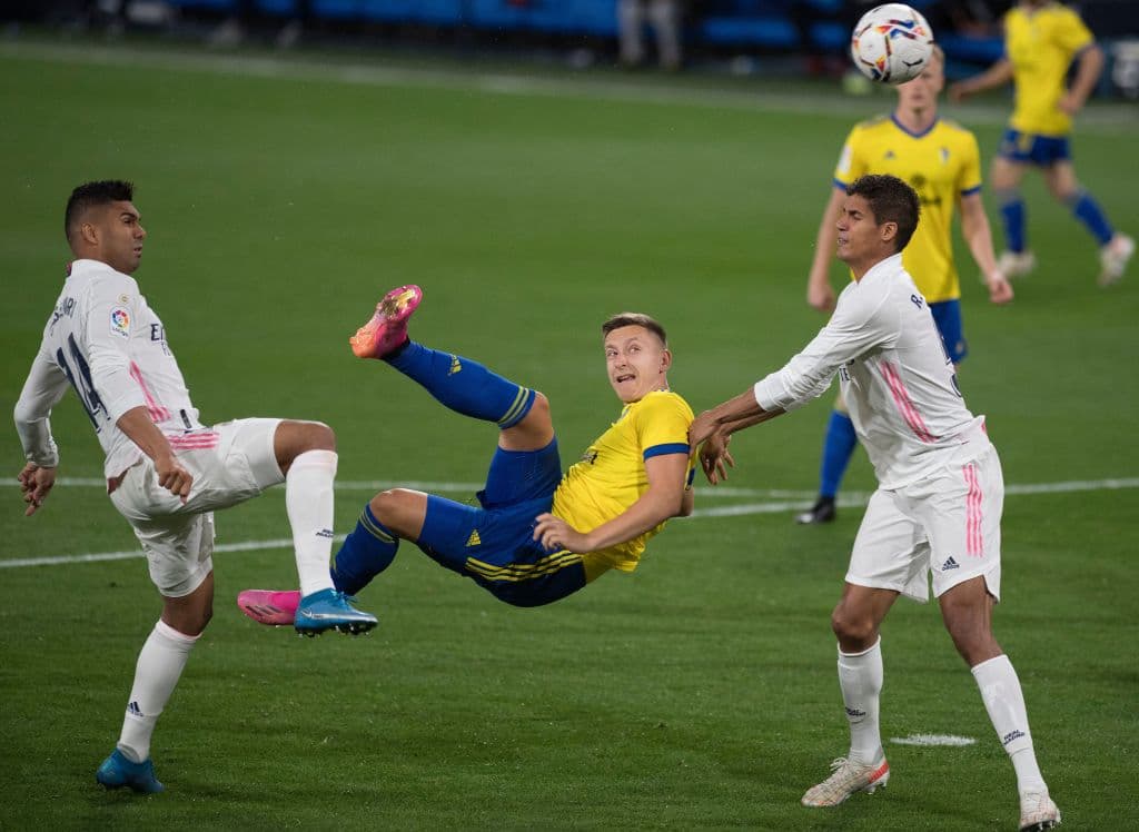 Con dos goles y una asistencia, Karim Benzema se echa el equipo al hombro y 'los blancos' vencen 0-3 al Cádiz en la jornada 31 del futbol español.