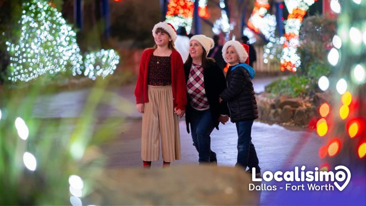 Six Flags Over Texas informó 
<b>que instaló 2.5 millones de luces, más de 150 mil decoraciones y 305 árboles naturales</b>. 
<br>El objetivo del parque es recuperar la idea original del evento:
<b> crear un espacio que combine frío, música y luces para acompañar el inicio de la temporada en el norte de Texas.</b> 
<br>Este año también habrá nieve artificial en Merry Main Street, donde 
<b>cada noche cae una nevada programada.</b>