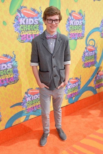 ¡Kendall Ryan Sanders se encargó de llevar la moda 'hisper' a la alfombra naranja! Nosotros creemos que lució muy bien.