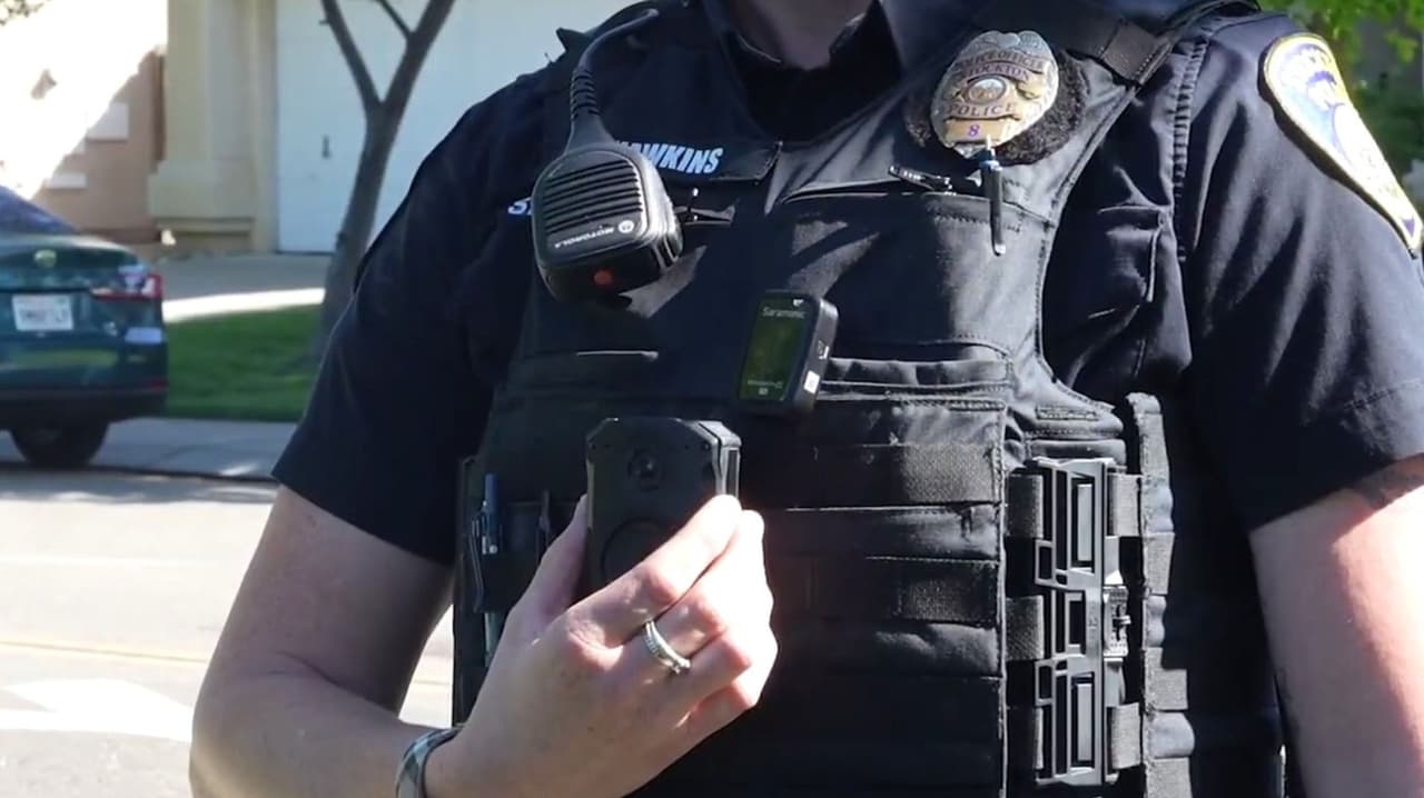 Policía de Stockton usará cámaras corporales con IA que traducen en tiempo real más de 50 idiomas