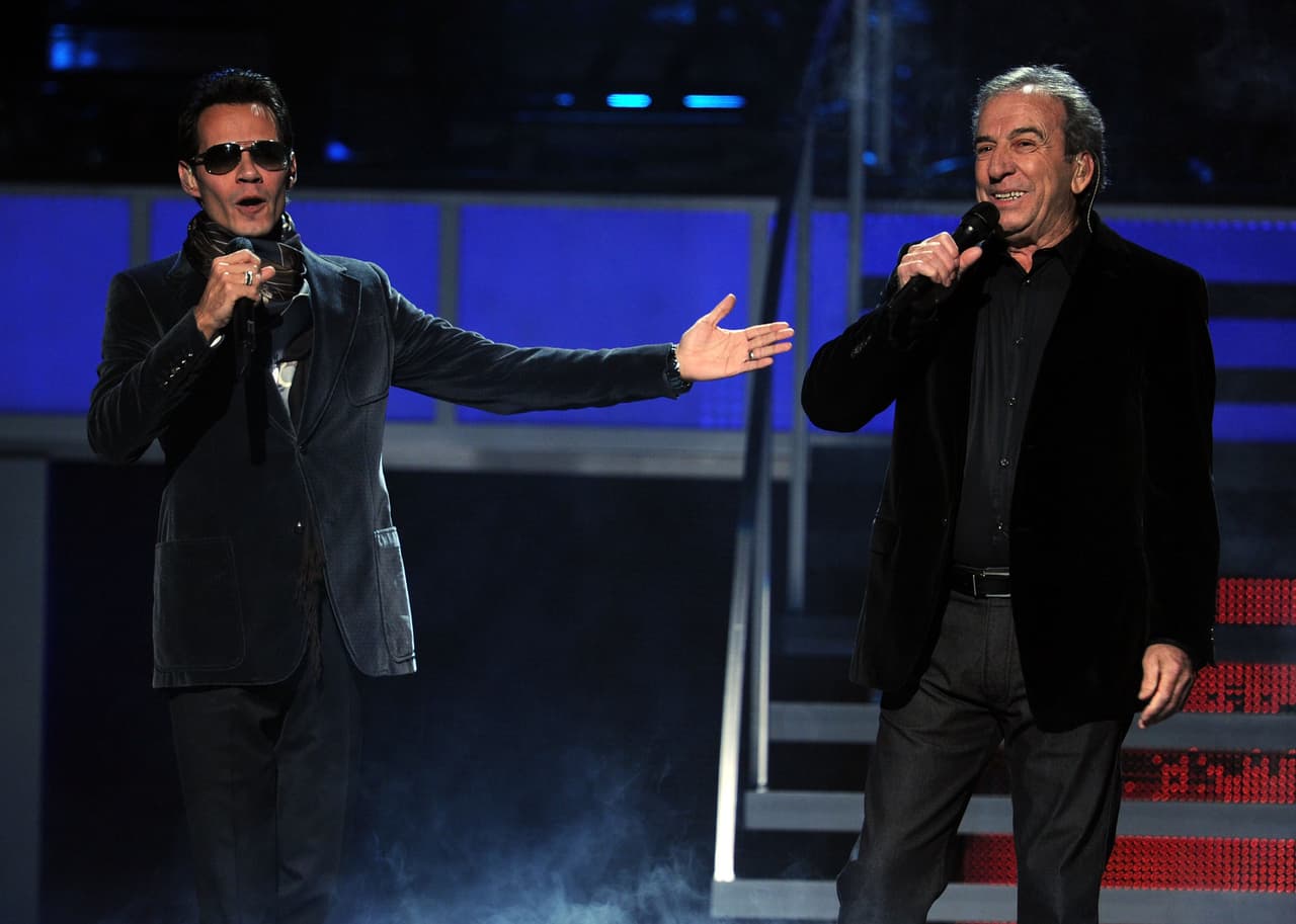 Para los Latin GRAMMY de 2010, celebrados en el Mandalay Bay Events Center, de Las Vegas, Nevada, Marc estuvo nominado por el disco ‘Íconos’ en la categoría Mejor Álbum Vocal Pop Masculino. También subió al escenario y cantó junto a José Luis Perales el tema 'Y Cómo es él', mientras que en solitario puso a bailar a los presentes con 'Tu Amor me Hace Bien'.