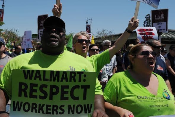 Grupos de trabajadores y organizadores sindicales reanudaron el viernes sus protestas contra Walmart en al menos nueve Estados, mientras que millones de compradores concurren a las casi cuatro mil tiendas de la mayor cadena minorista del mundo. Ver toda la información .