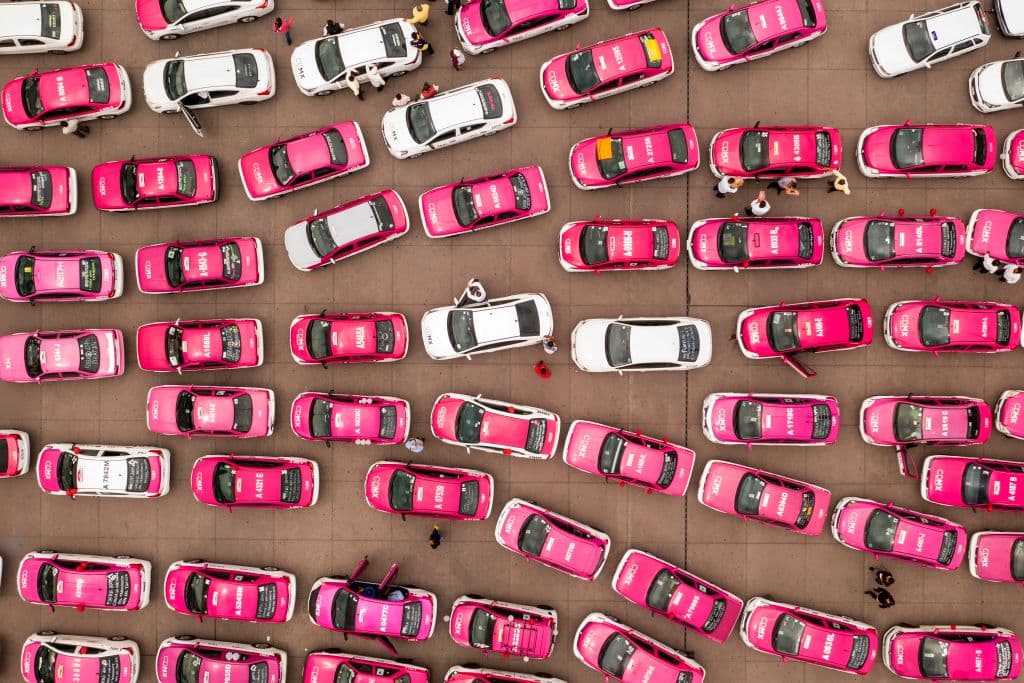 Cientos de taxistas de la Ciudad de México afectaron diferentes puntos de la capital como parte de una protesta masiva ante lo que consideran "competencia desleal" por parte de las "plataformas extranjeras" que, mediante diferentes aplicaciones -como Uber-, ofrecen servicio de transporte de pasajeros.