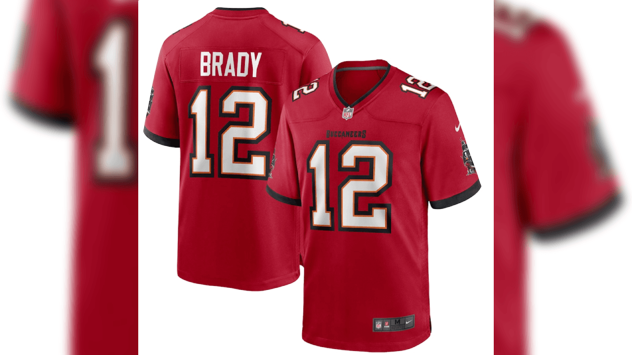 <b>5.-</b> 
<b>Tom Brady (Red Vapor)</b>
<br>El nuevo QB de los Bucs tiene una gran misión por delante. Este es el uniforme cuando su equipo juege en el Raymond James Stadium como locales.