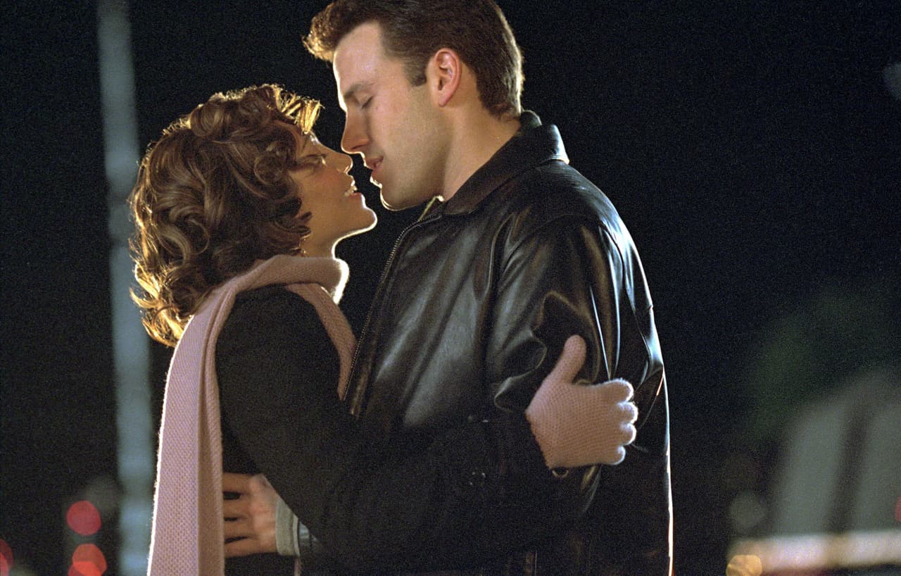 <b>Jennifer López y Ben Affleck: 'Jersey girl' (2004)</b>
<br>
<br>Ollie Trinké (Affleck) trabaja en una firma de publicidad neoyorkina, está casado con Gertrude Steiney (López), quien fallece dentro de los primeros 15 minutos de la película. López y Affleck (Bennifer) terminaron su relación el mismo año en que se estrenó esta cinta, después de 18 meses juntos y de haber trabajado en 2003 en la cinta 'Gigli'; 
<a href="https://mx.hola.com/cine/2003090334368/cine/jenniferlopez/boda/" target="_blank">incluso hubo planes de boda</a>. Ambos han hablado de su rompimiento: "Cuando Jennifer y yo terminamos, tuve tres o cuatro películas que fueron un fracaso", 
<a href="https://www.dailymail.co.uk/tvshowbiz/article-3660106/Ben-Affleck-calls-Jennifer-Garner-wife-recalls-helped-resurrect-plummeting-career-J-Lo-phase.html" target="_blank">dijo él</a>. Ella, por su parte, 
<a href="https://people.com/celebrity/jennifer-lopez-says-there-was-genuine-love-with-ben-affleck/" target="_blank">declaró para People</a>: "Nuestra relación tuvo demasiada presencia en la prensa y, sinceramente, era demasiada presión".