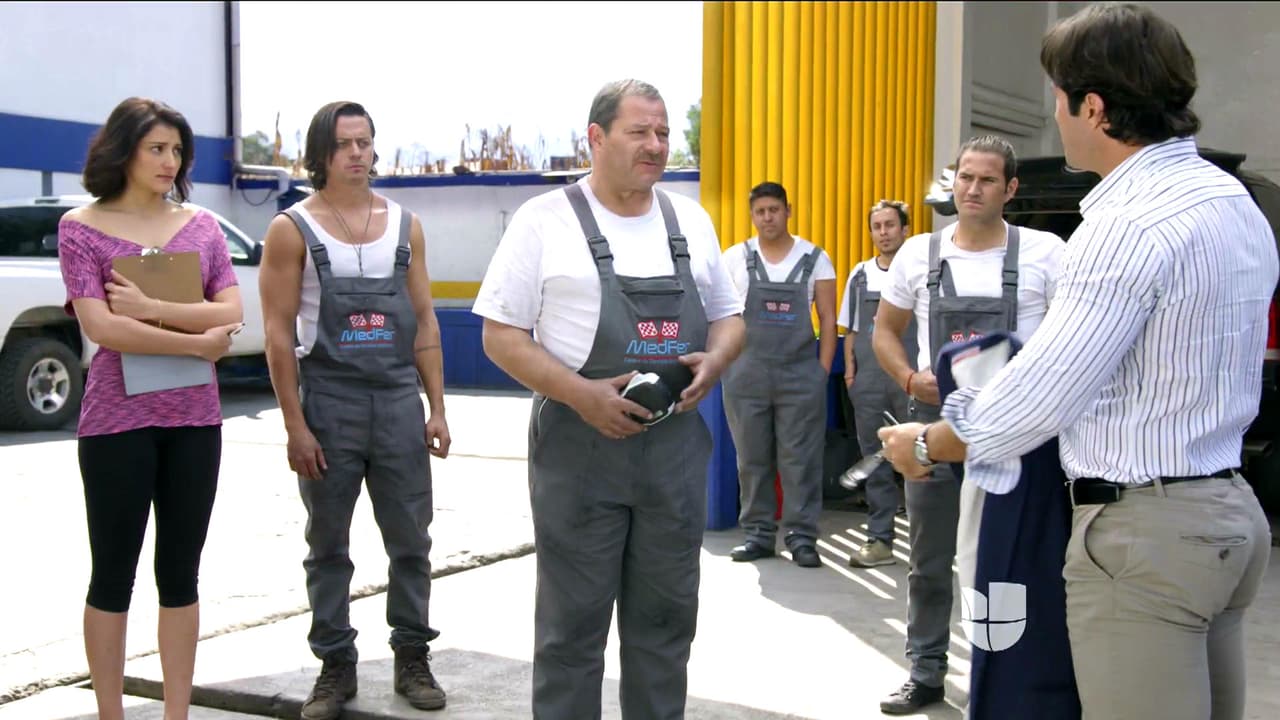 En el taller mecánico, propiedad del padre de Fabiola y Andrea, los mecánicos le dieron sus condolencias a Antonio por la muerte de Ricardo.