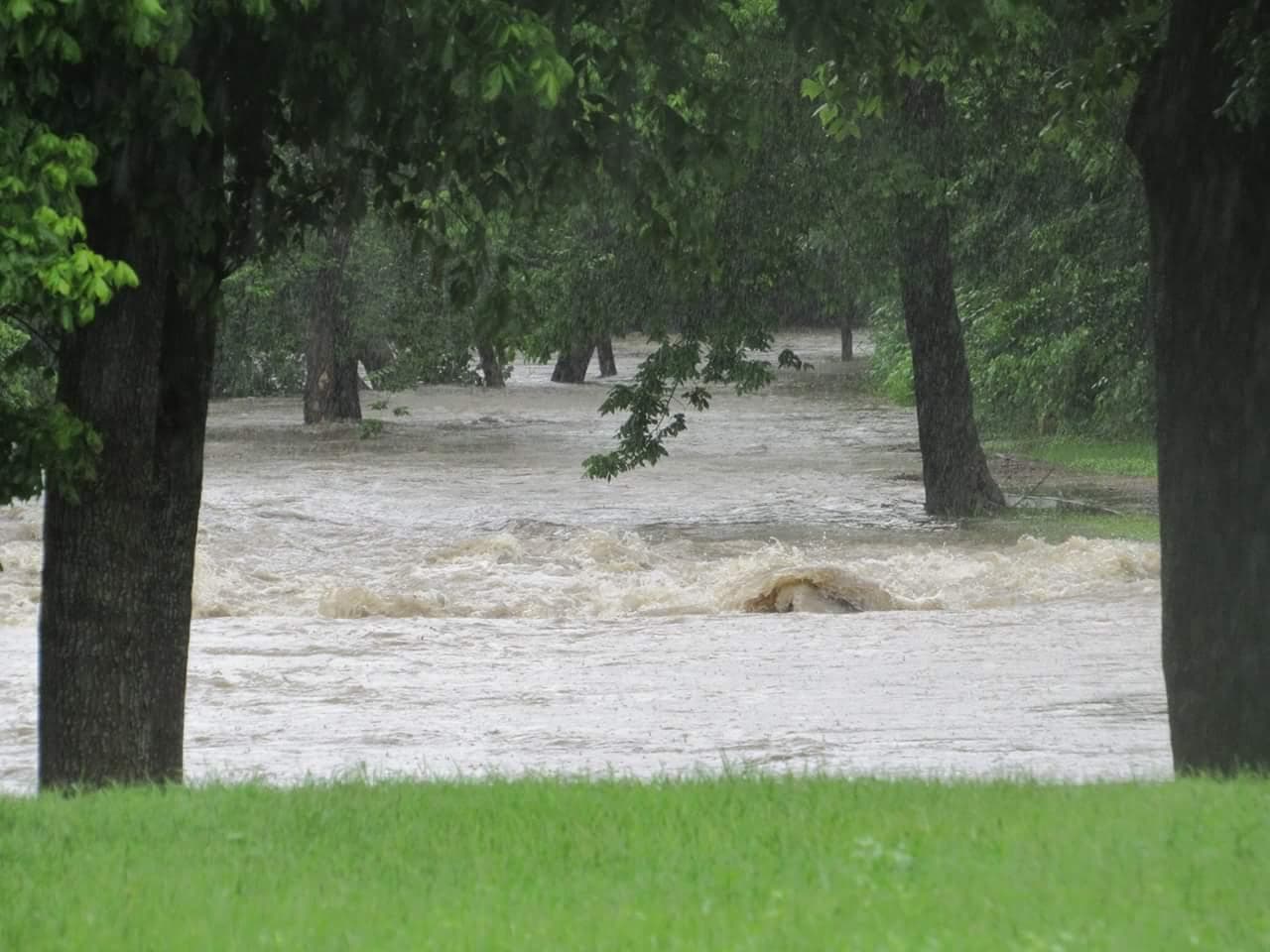 Torrentes de agua en Cleburne arrasaron con todo lo que estaba a su paso, imágenes impresionantes.