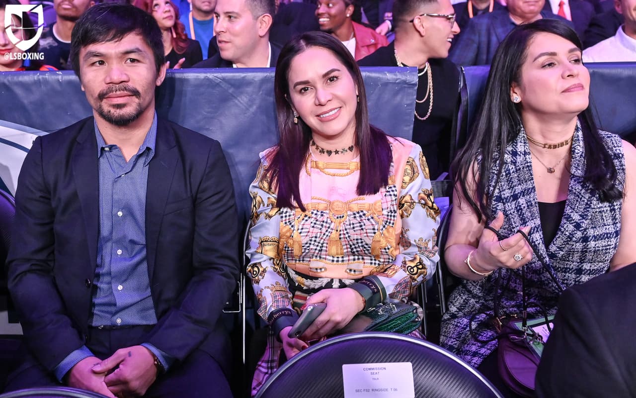 Manny Pacquiao observa las peleas preliminares.