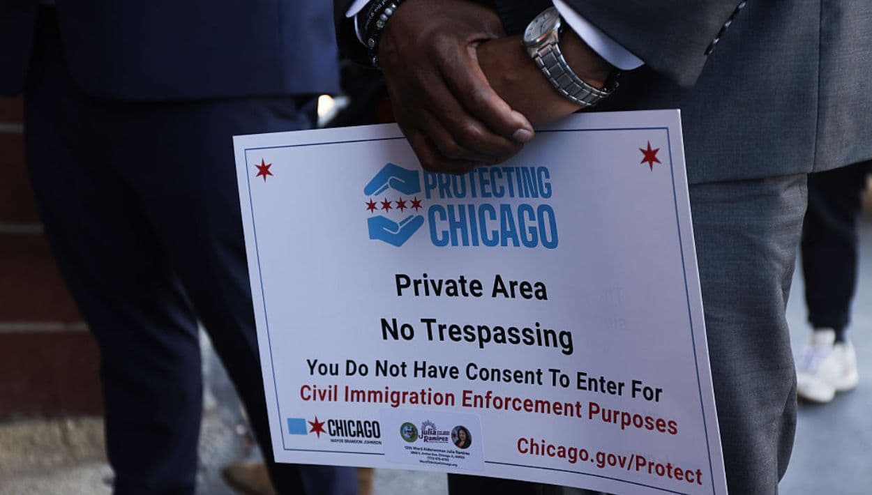 El alcalde de Chicago, Brandon Johnson, saluda a Carlos García, propietario del supermercado El Güero en el vecindario Brighton Park de Chicago, el 24 de octubre de 2025, en Chicago, Illinois. El alcalde Johnson ha estado respondiendo a los ataques del presidente Trump contra Chicago, incluyendo la firma de órdenes ejecutivas contra ICE. El alcalde se reunió con miembros de la comunidad y repartió señales de "Área Privada, No Traspasar" a los negocios locales.