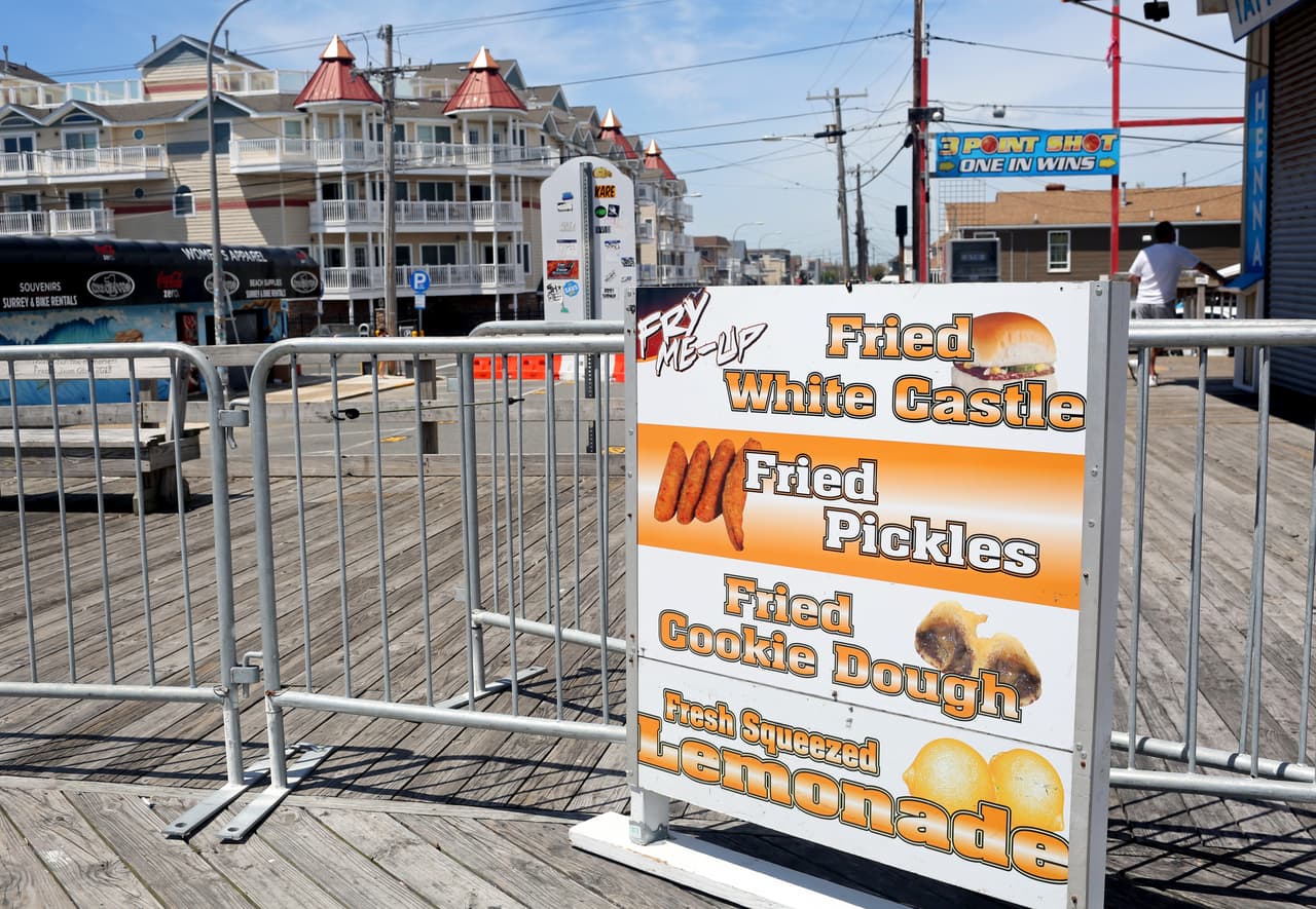Un letrero de un restaurante anuncia los artículos que se fríen en el paseo marítimo de Seaside Heights.