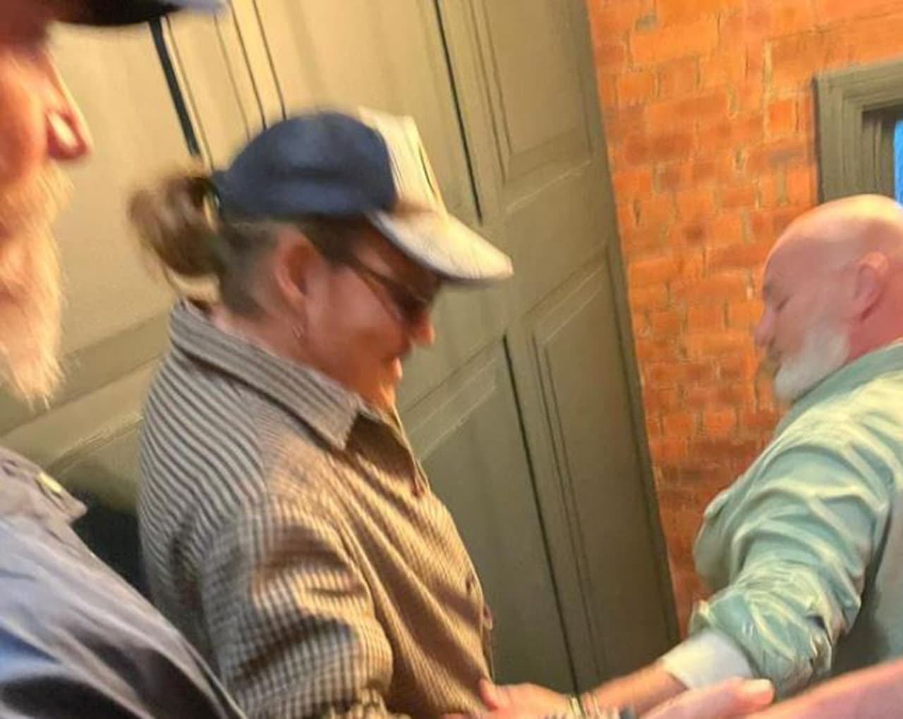 Pero el día de la lectura del fallo el actor estuvo en el Reino Unido y allá ha permanecido desde entonces. 
<br>