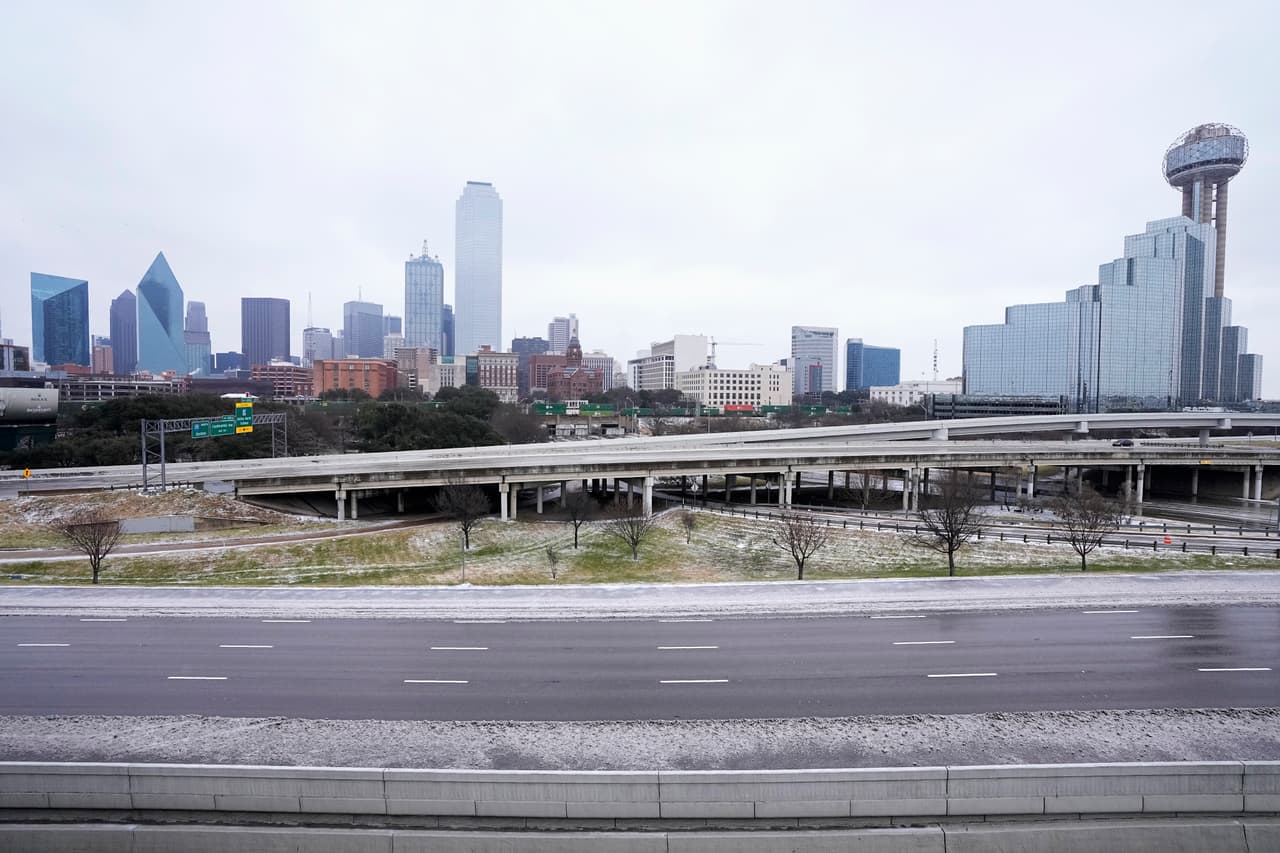 Una parte del horizonte de la ciudad de Dallas se ve a lo largo de la IH 30 e IH 35 cubiertas de hielo, después de unos días de lluvia y aguanieve, miércoles, 1 de febrero 2023.