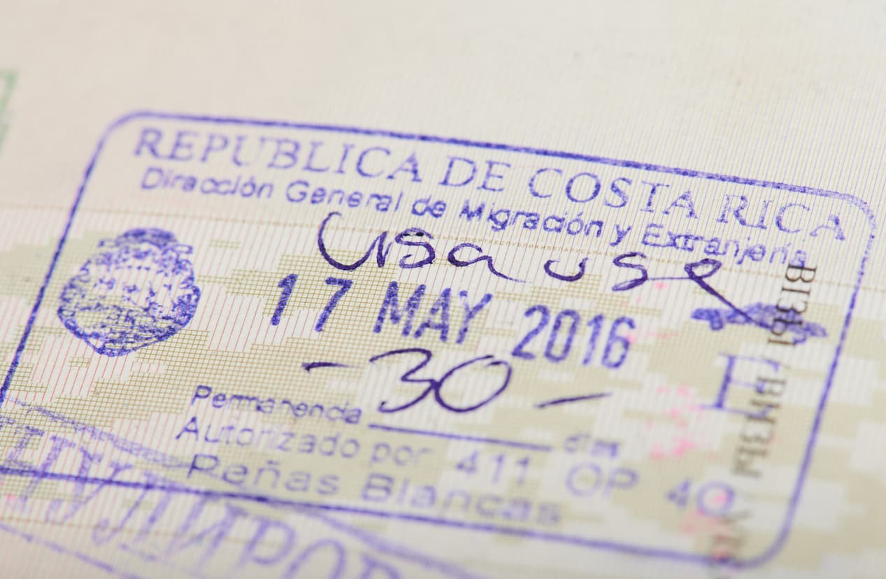 <b>Costa Rica</b>
<br>
<br>Para obtener la visa es necesario que una empresa decida contratarte. El empleador deberá demostrar que no hay suficientes trabajadores estadounidenses para realizar el trabajo que realizarás.