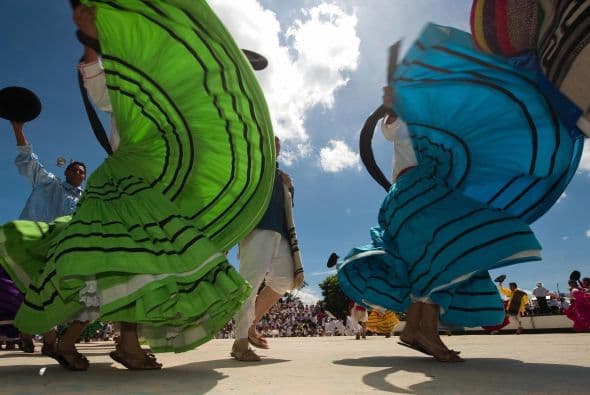 Los bailes regionales que se realizan dentro de la Guelaguetza generan un ambiente de fiesta multicolor.