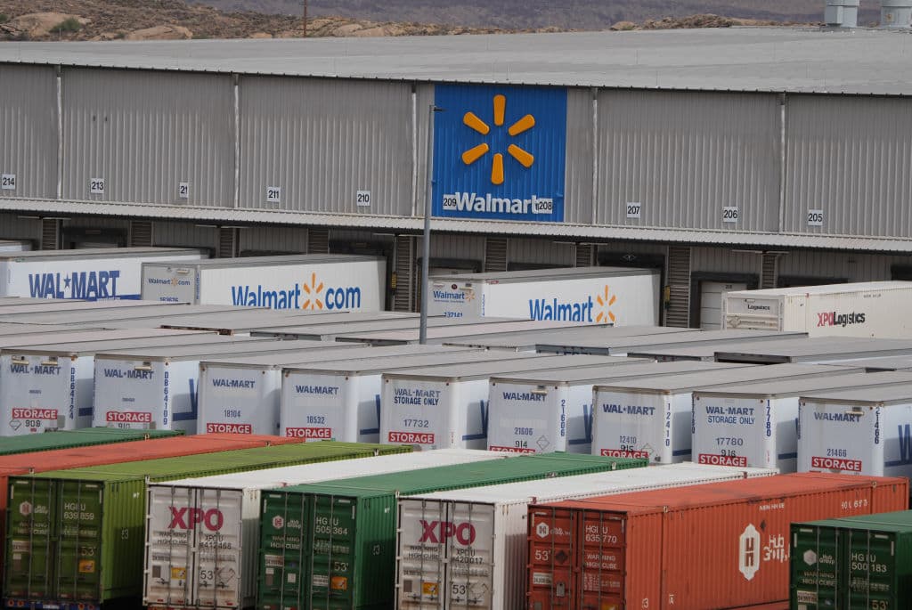 El gigante del comercio minorista 
<b>Walmart</b> anunció el pasado septiembre un aumento de sueldo de alrededor de un dólar la hora en los 
<b>salarios de $12</b>. El salario medio en la compañía es de 
<b>$15,25</b> la hora.
<br>