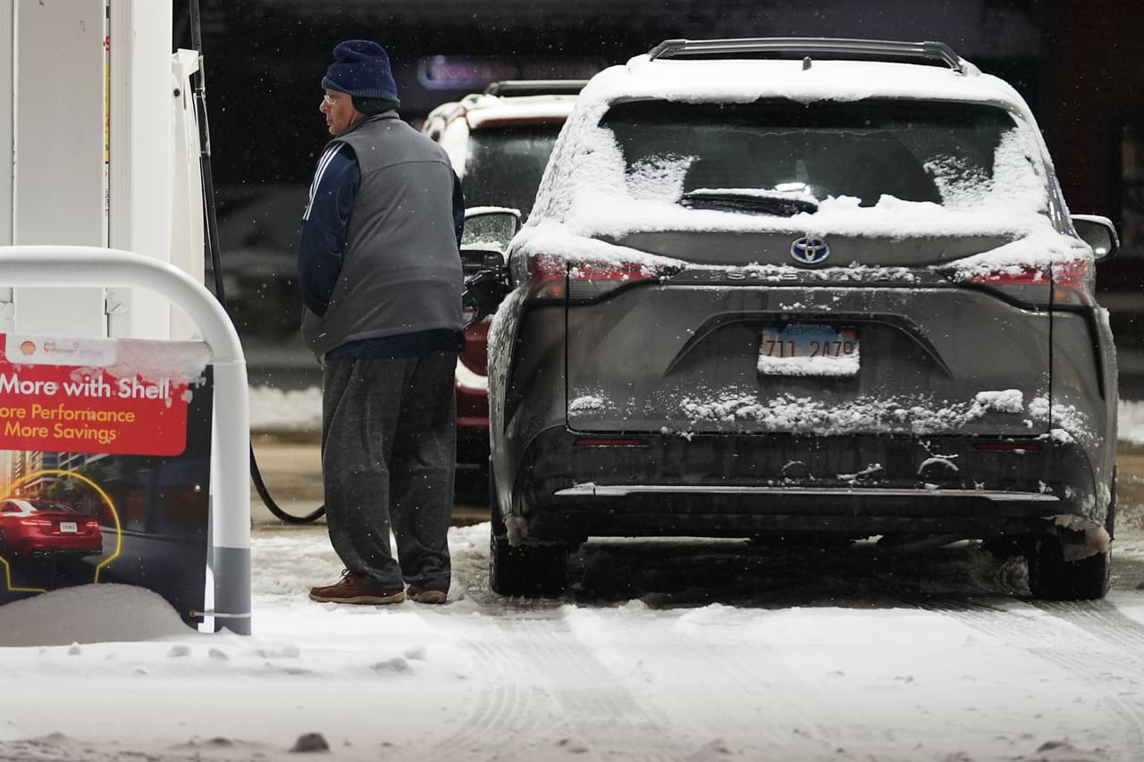 Las condiciones en las carreteras también se complicaron. La Policía Estatal de Illinois informó que entre las 5:00 a. m. y las 11:30 p. m. del sábado atendió 
<b>414 accidentes con daños materiales</b> y 
<b>66 accidentes con heridos</b>. 
<br>
<br>Además, respondió a 
<b>300 incidentes adicionales</b> para asistir a automovilistas afectados por las condiciones del pavimento.