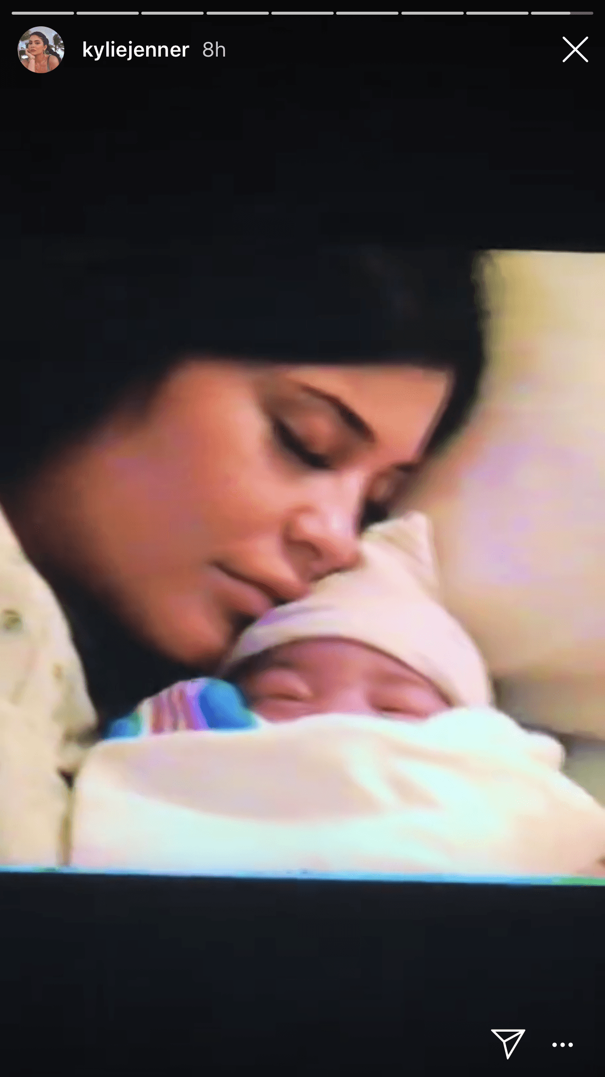 Así como otra escena en donde 
<b><a href="https://www.univision.com/famosos/kylie-jenner-vive-la-peor-pesadilla-de-una-madre-tuvo-que-llevar-a-stormi-de-emergencia-al-hospital-fotos" target="_blank">Kylie tiene a Stormi</a></b> recién nacida.