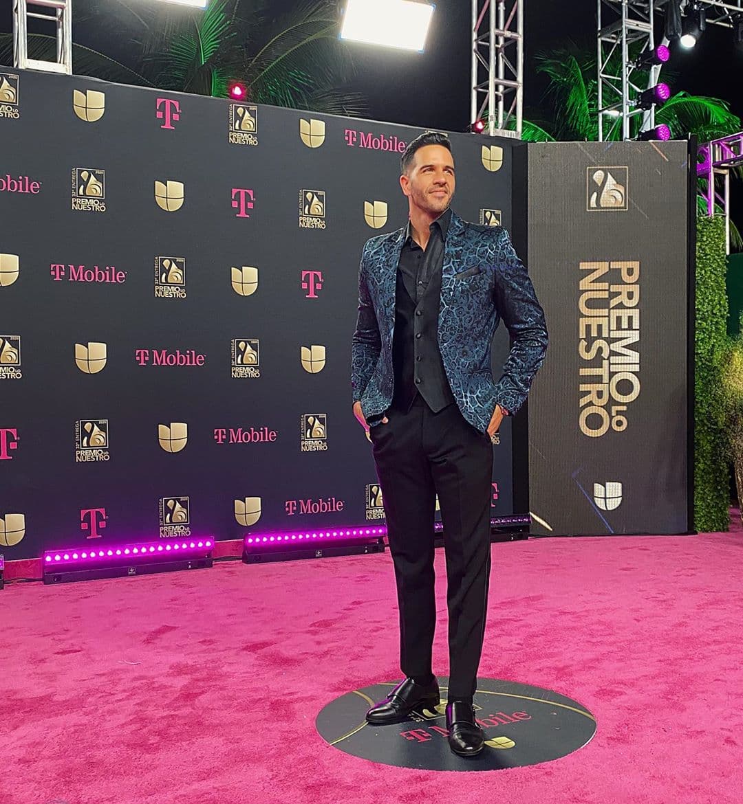 Despierta América derrochó talento y presencia en la mencionada alfombra. Yisus lució sobrio y elegante y acaparó miradas.