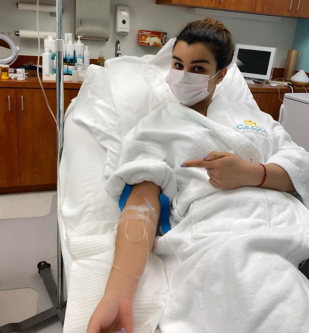 Clarissa Molina ha estado muy activa en las redes sociales. A través de Instagram les cuenta a sus seguidores cómo está pasando la cuarentena, además les brinda consejos para mantenerse saludables. El 17 de marzo publicó esta imagen y explicó que acudió al hospital por un suero para ayudar a su sistema inmunológico cuando pasaba por un resfriado.