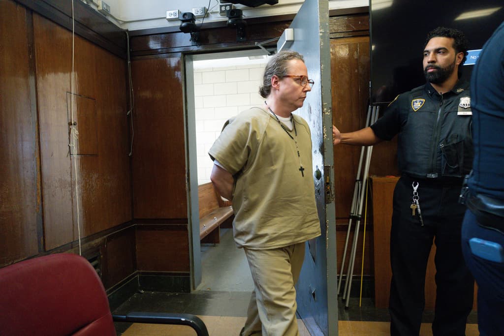 Un ejecutivo de capital privado de Nueva York enfrenta 
<b>116 cargos por presuntamente violar y torturar a seis mujeres</b> en su apartamento de Manhattan entre octubre de 2024 y marzo de 2025.