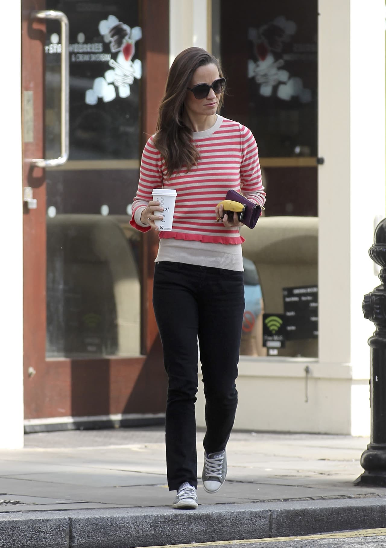 Para un día relajado, Pippa no duda en llevar tenis de lona y blusas de algodón sencillas.