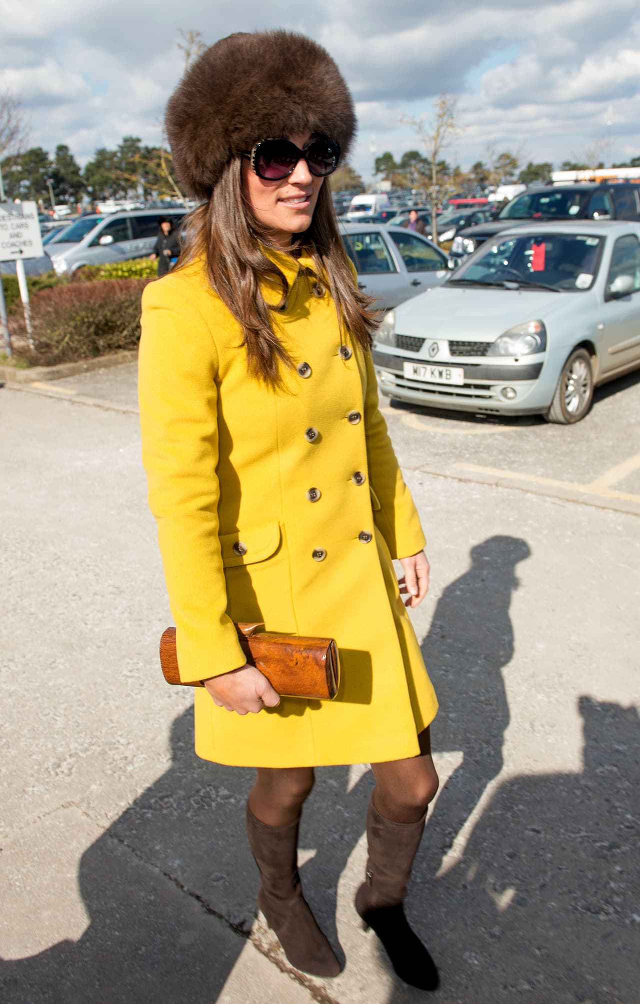 Si se trata de brillar, Pippa sabe cómo hacerlo. Pues su mayor riego lo toma en los accesorios. sólo checa el gorro y la cartera que decidió usar en esta ocasión.