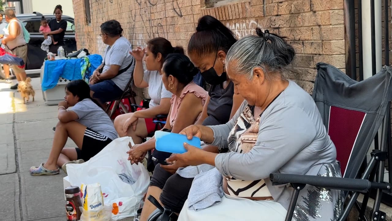 <b>Al final se reportaron 11 personas lesionadas por respirar el humo,</b> al menos uno de ellos era un bombero.
<br>