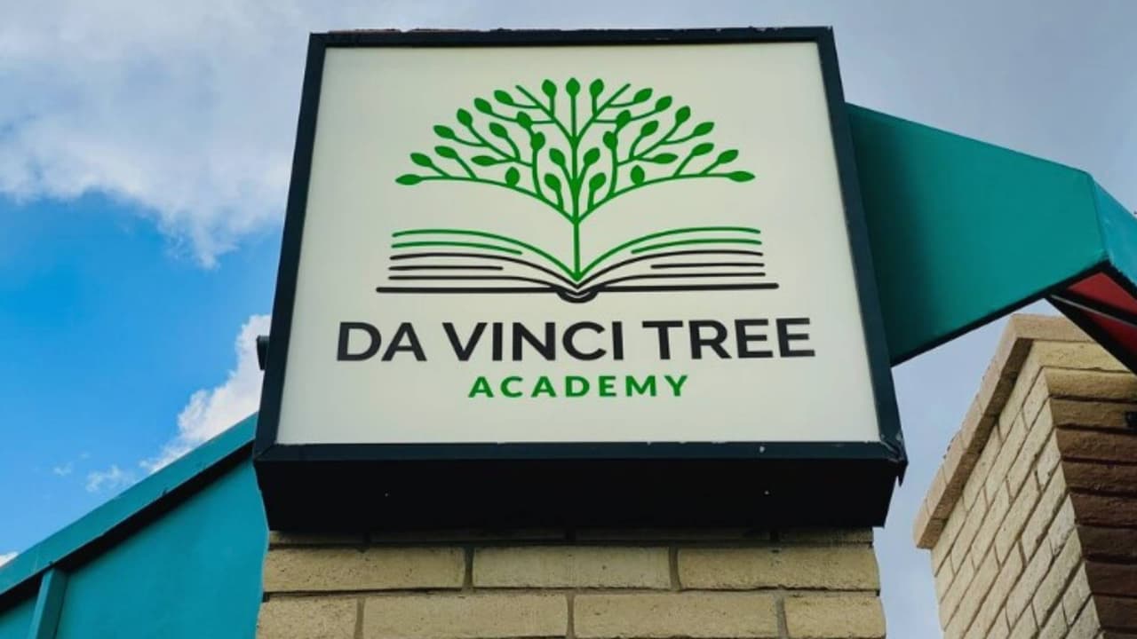 Acusan a madre de familia de agredir al maestro de su hijo en pleno salón de clases