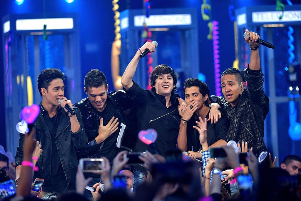 CNCO se presentó en el escenario de Premios Juventud por primera vez en 2016, año en el que tuvieron siete nominaciones. Se llevaron a casa cinco premios: La canción más pegajosa, Producers Choice Awards, Mi Artista Pop/Rock, Mi Tuitero y Mejor Look.
