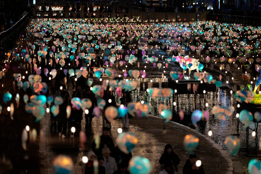 Una bonita tradición para despedir el año es la que realizan en Corea del sur, cerca del arroyo Cheonggye. Bajo la luz de las linternas las personas le dan la bienvenida al nuevo año. ¿Tú qué rituales realizas en este día?