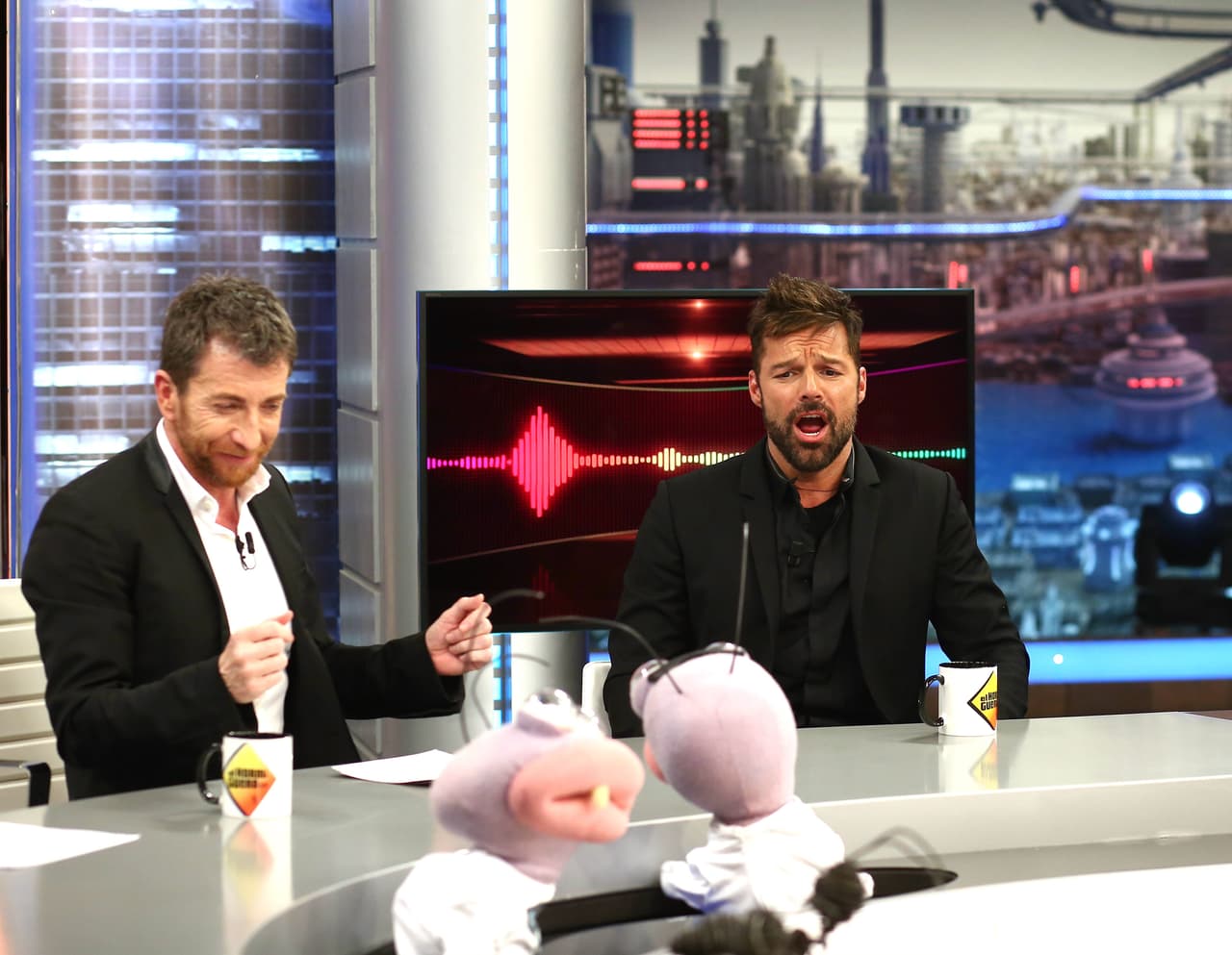 “A mí me gusta la música, a mí me gusta estar en los escenarios, me gusta esa reacción inmediata del público. Yo quiero hacer esto, hasta hacer el ridículo”, dijo el también actor a Pablo Motos, presentador del programa 'El hormiguero 3.0'.