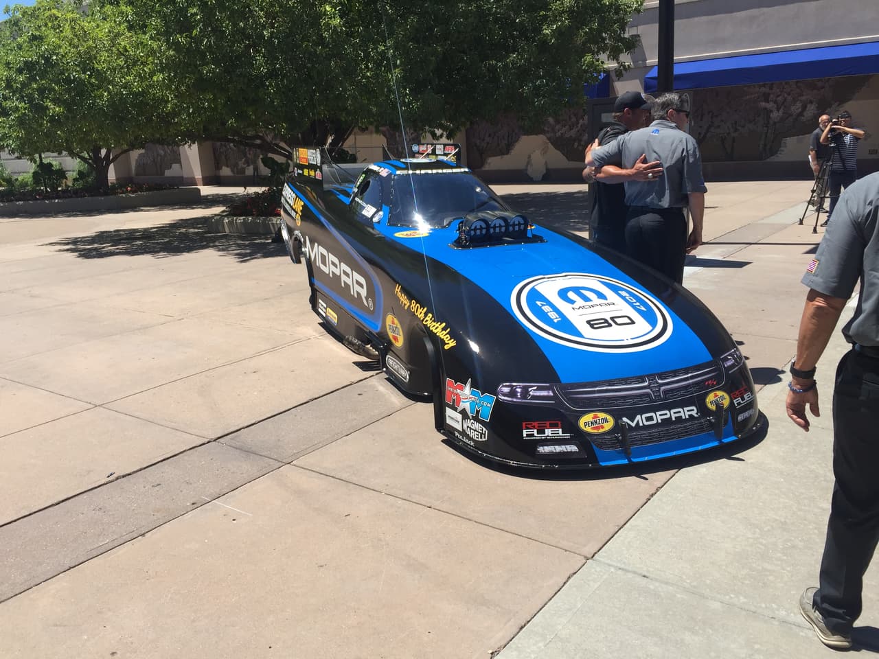 Mopar estrena logo que celebra los 80 años desde su fundación y para celebrarlo continúa su participación como competidor en carreras de NHRA.