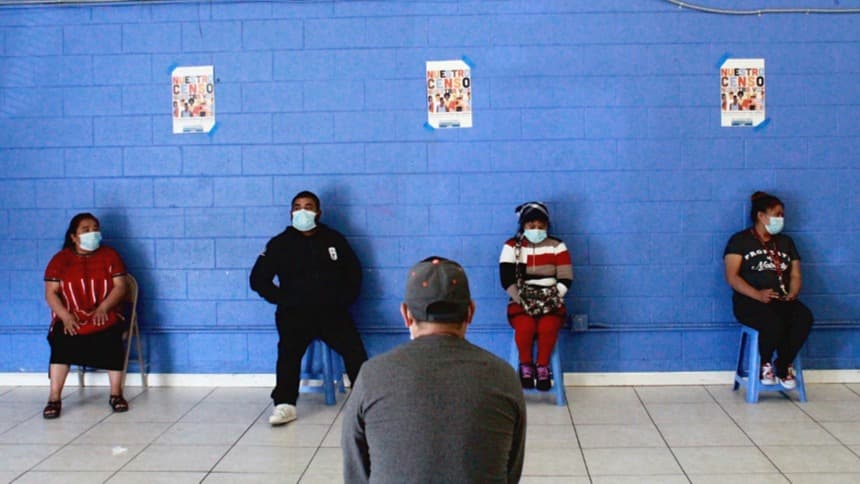 Residentes del este de Oakland esperan su turno en el evento de información sobre el coronavirus en el lenguaje Mam. Los organizadores han implementado las medidas necesarias como el distanciamiento social y el uso obligatorio de mascarillas.