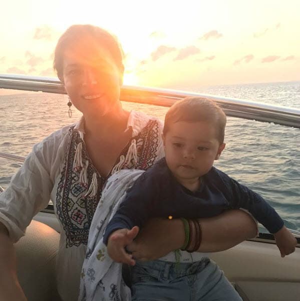 "Pura vida", es el texto que acompaña esta fotografía donde la actriz está con su hijo en un atardecer en Tulum, Quintana Roo.
