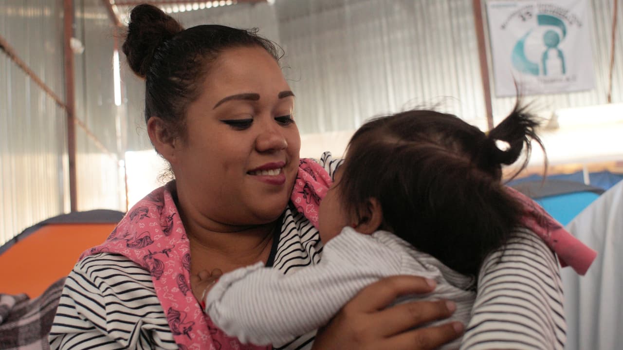 <b>Janet</b>, de 32 años, salió huyendo de San Bartolo Ilopango, en El Salvador, junto a su esposo Yoni y sus dos niñas. "Nos amenazaron de muerte. Los mareros (miembros de la pandilla) le dijeron a mi esposo que si no accedía a unas peticiones, le podía pasar lo mismo que a un familiar suyo (le mataron a un primo)". Esa amenaza ocurrió en marzo. Semanas después aumentó la presión para que Yoni colaborara con las pandillas: "Llegaron a advertir que si se negaba, ya la iban a tomar contra nosotras, las niñas y yo". Por eso la pareja decidió abandonar su vida en Ilopango y unirse a la caravana, después de que supieron que el objetivo era llegar con cientos de personas a la frontera norte mexicana para presentarse ante las autoridades migratorias estadounidenses. "Pues bueno, ya hemos llegado hasta aquí y gracias a Dios estamos bien, pero ahora falta 
<a href="https://www.univision.com/noticias/inmigracion/la-caravana-de-migrantes-se-enfrenta-a-su-peor-obstaculo-el-reto-de-pedir-y-obtener-asilo-en-eeuu">lo más difícil, conseguir el asilo".</a>