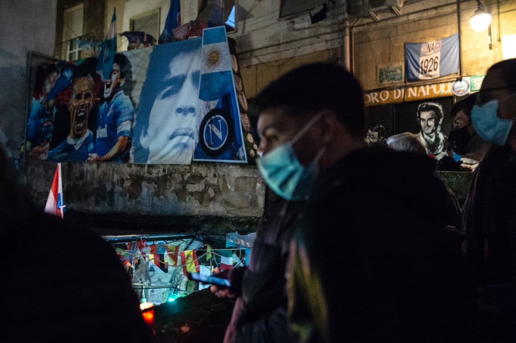 Así viven la muerte de Diego Armando Maradona en San Paolo.