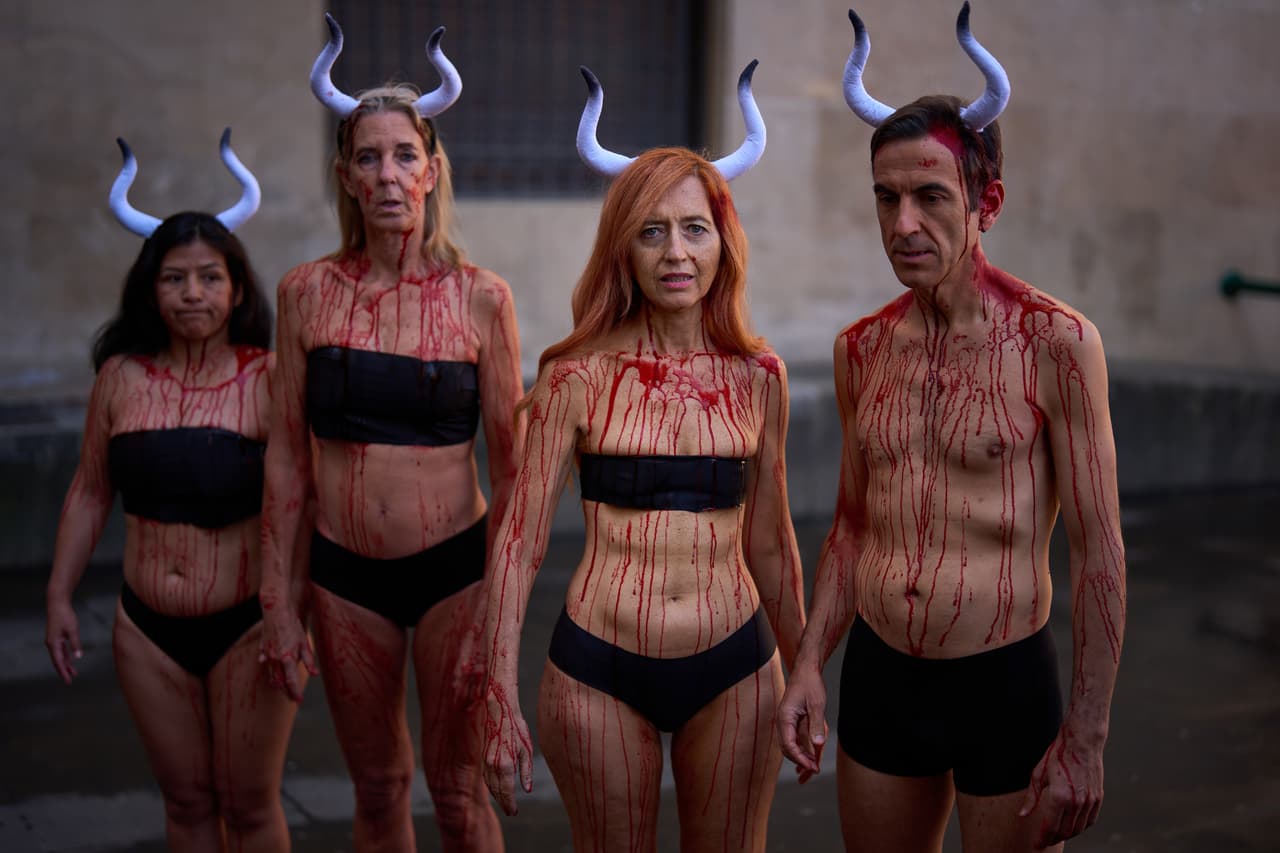 Activistas por los derechos de los animales usan sangre, ropa negra y cuernos para representar la horrible muerte que les dan a los toros en las corridas