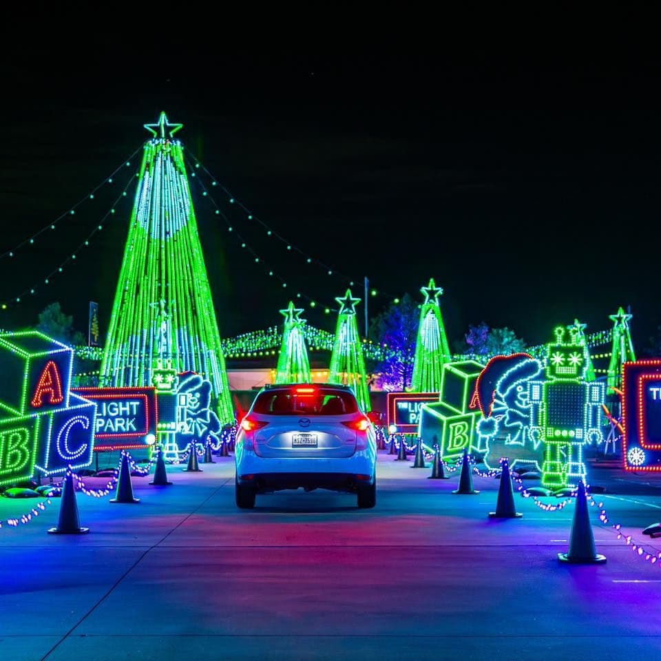 <h3 class="cms-H3-H3">The Light Park</h3>
<br>
<br>
<b>Dónde:</b> 3400 E. Palm Valley Boulevard, en Round Rock
<br>
<b>Cuándo:</b> Del 2 al 4 de diciembre
<br>
<b>Horario: </b>5:30 pm
<br>
<br>Un recorrido espectacular durante una milla llena de millones de luces sincronizadas con música navideña. Además tiene el túnel más largo con luces navideñas en el mundo. Los boletos cuestan a partir de 29 dólares.
<br>