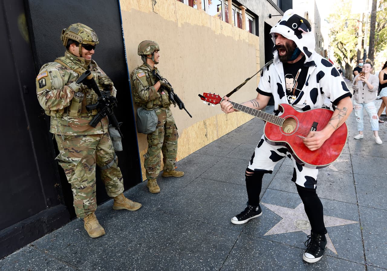 Pero no todo fue tan estresante. En el Paseo de las Estrellas de Hollywood hasta con música recibieron a los Guardias Nacionales apostados en el bulevar.
