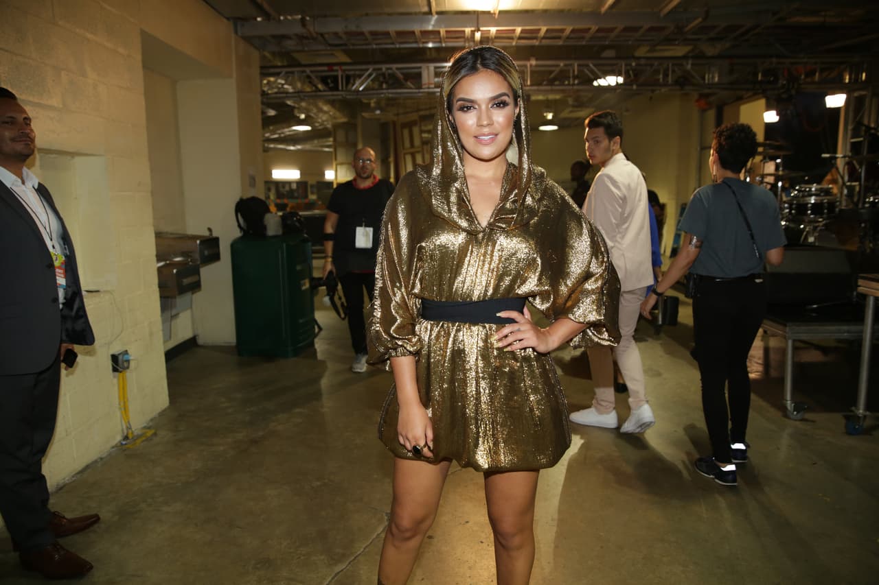 En la edición de 2017 la cantante urbana optó por un minivestido del mismo color, aunque el tono fue un poco más obscuro.