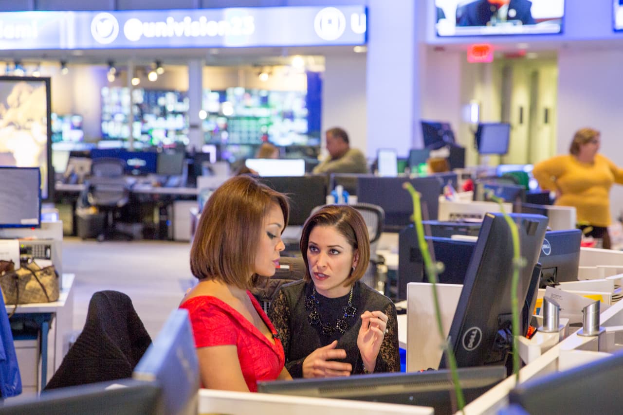 La nueva presentadora del Noticiero Univision recibió la visita de varios colegas antes de la edición del informativo. Entre ellas su compañera periodista Arantxa Loizaga.
